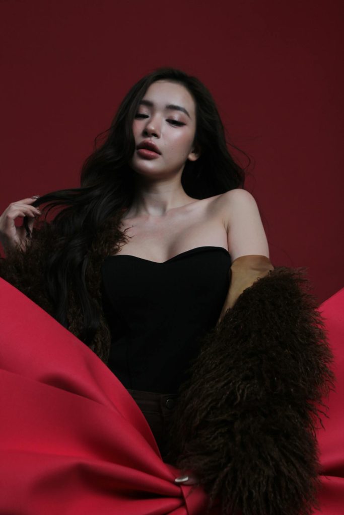 How Thick is the Human Hair? Diameter, Units, and Thickness by Ethnicity How Thick is the Human Hair?